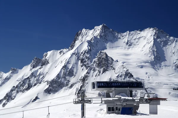 Station der Seilbahn. Skigebiet. — Stockfoto