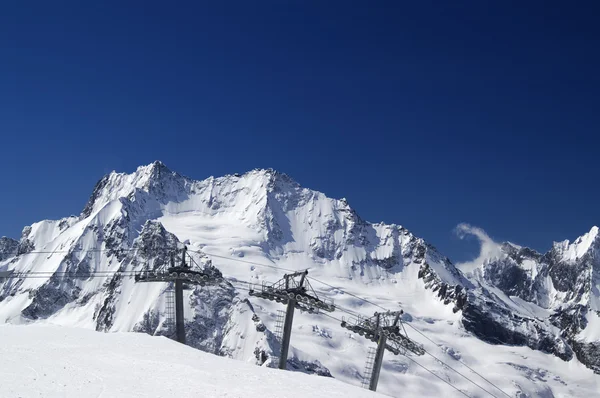 Ropeway na estância de esqui — Fotografia de Stock
