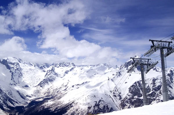 Elevador de esqui na estância de esqui. — Fotografia de Stock
