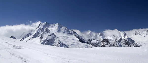 Panoramę gór. stok narciarski. — Zdjęcie stockowe