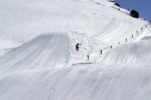 Snowboard saut — Photo