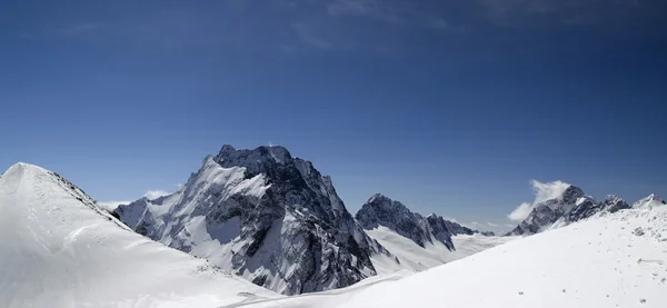 Panorama monti del Caucaso. Dombay. — Foto Stock