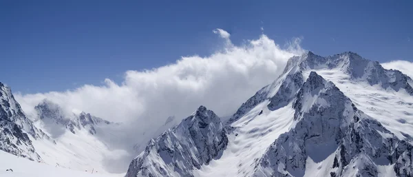 Panorama Kafkas Dağları. Ski resort dombay. — Stok fotoğraf