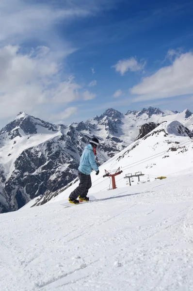 Snowboarder na pista de esqui — Fotografia de Stock