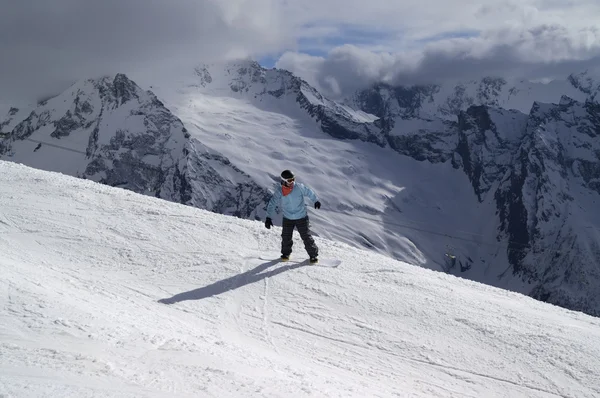 Snowboarder en pista de esquí — Foto de Stock