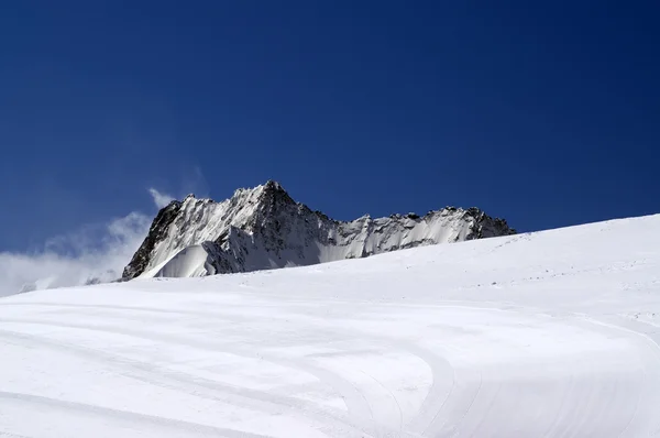 Горнолыжный склон против горные вершины — стоковое фото