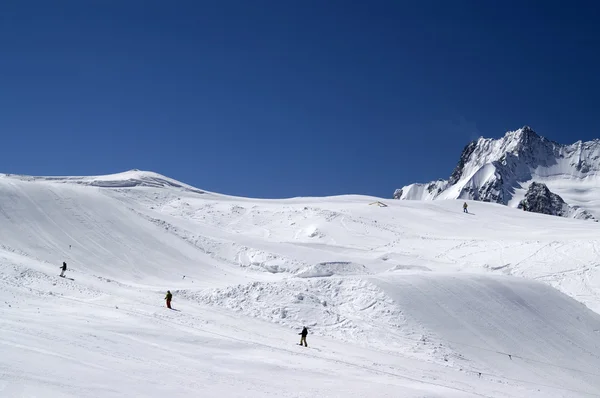Snowboard park. Caucasus. — Stock Photo, Image