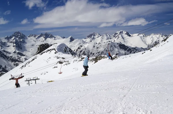 Snowboarder op de piste — Stockfoto