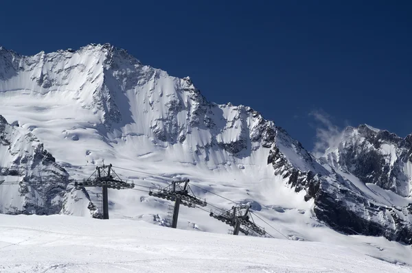 Ropeway na estância de esqui — Fotografia de Stock