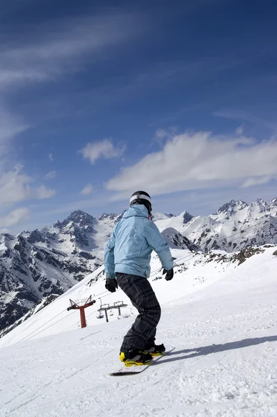 Snowboarder sur piste de ski — Photo