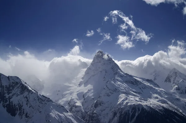 Vysoké hory v cloudu — Stock fotografie