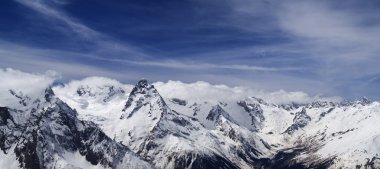 dağ panorama. Kafkasya bölgesi dombay. kayak pisti göster.
