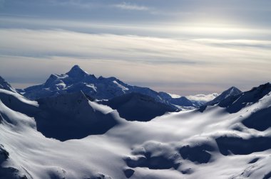 Kafkas Dağları. Akşamları Elbrus göster.