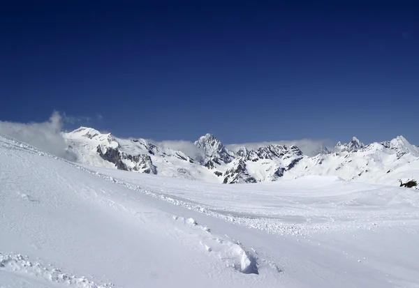 Dağ doruklarına karşı kayak pisti — Stok fotoğraf