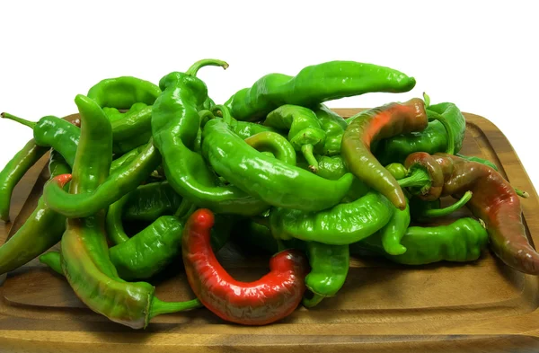 Hot peppers na dřevěné kuchyňské desky — Stock fotografie