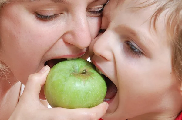 Sdílené jablko — Stock fotografie