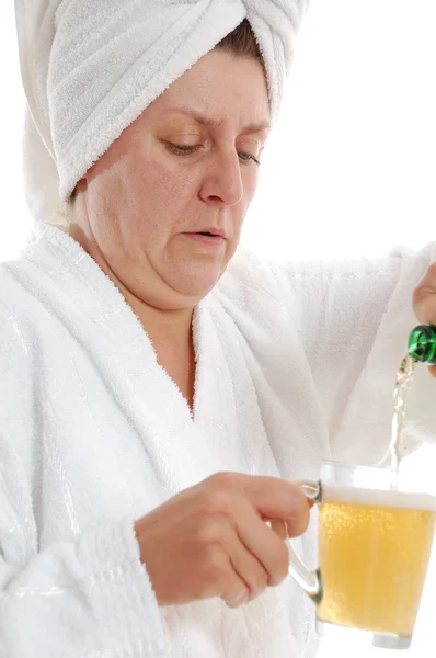 맥주를 마시는 성인 여자 — 스톡 사진