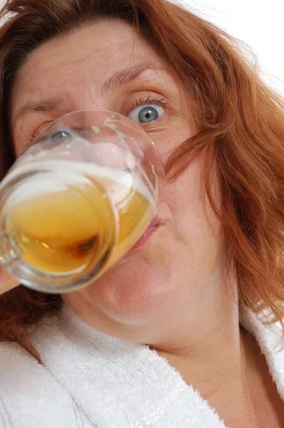 Bira içen kadın — Stok fotoğraf