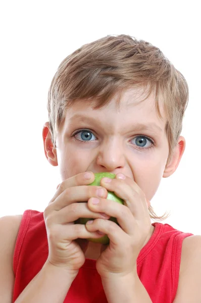 Junge beißt in einen Apfel — Stockfoto