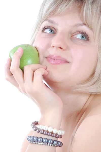 Schöne blonde Frau mit einem Apfel — Stockfoto