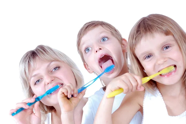 Familie putzt Zähne — Stockfoto