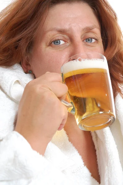 女性がビールを飲む — ストック写真