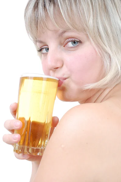 Красивая блондинка пьет пиво — стоковое фото