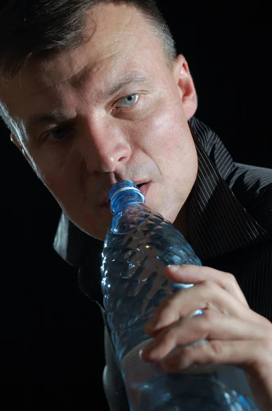 Homem água potável — Fotografia de Stock