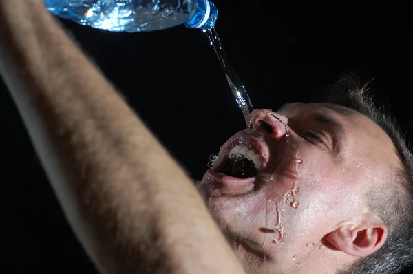 Человек пьет воду — стоковое фото