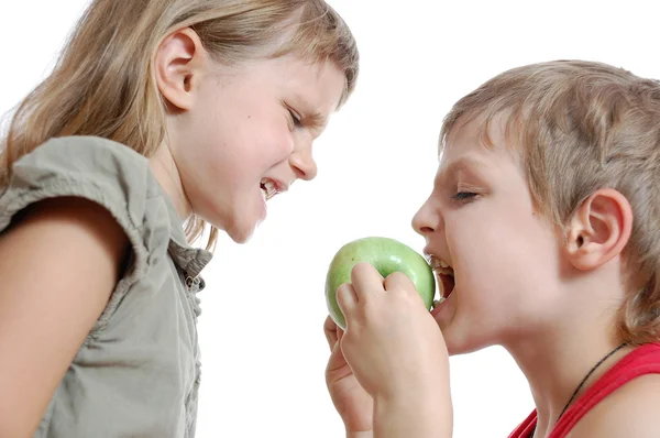 Dzieci z jabłkiem — Zdjęcie stockowe