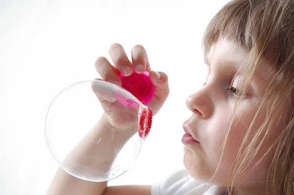 Дети пускают пузыри — стоковое фото
