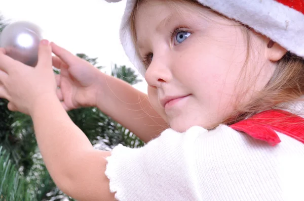 Маленькая девочка рядом с елкой — стоковое фото