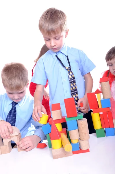 Dzieci bawiące się z cegły — Zdjęcie stockowe