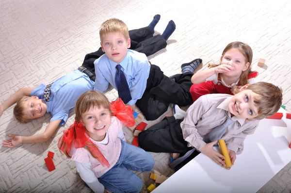 Glückliche Freunde beim Spielen — Stockfoto