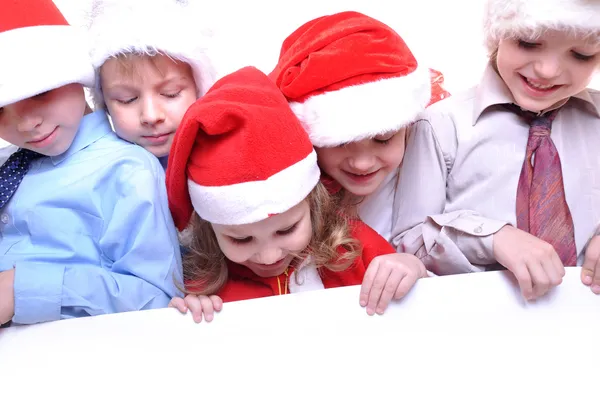 Рождественские дети с плакатом — стоковое фото
