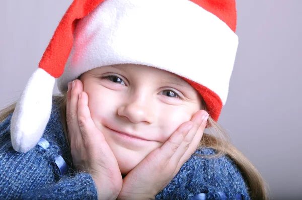 Милая маленькая улыбающаяся девочка Санта — стоковое фото