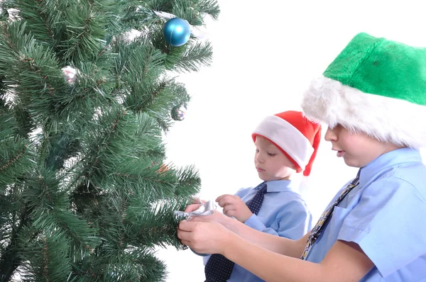 Rapazes a decorar uma árvore de Natal — Fotografia de Stock