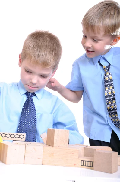 Meninos brincando com tijolos — Fotografia de Stock