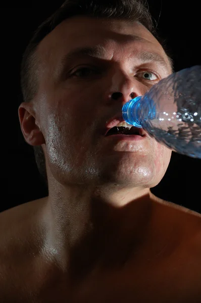 Hombre agua potable —  Fotos de Stock