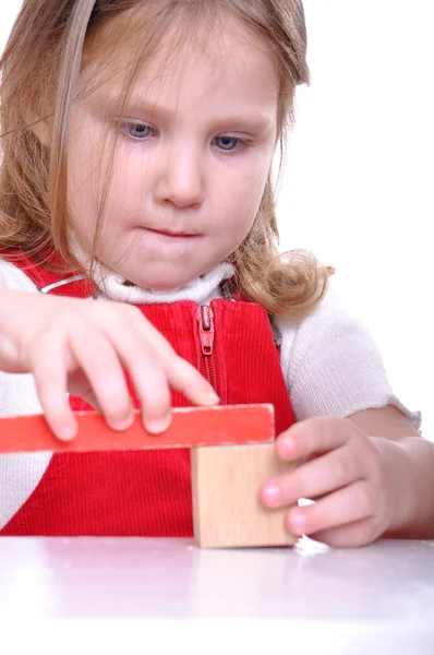 Bambino che gioca con i mattoni — Foto Stock