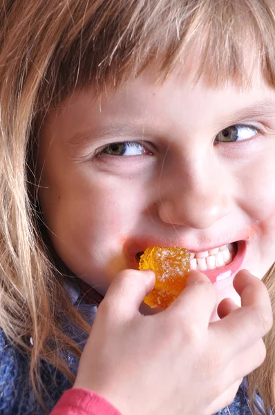 Ребенок кусает сладкое — стоковое фото