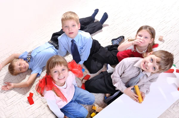 Bambini che giocano con blocchi di giocattoli — Foto Stock