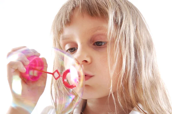 Dítě foukání bublin — Stock fotografie