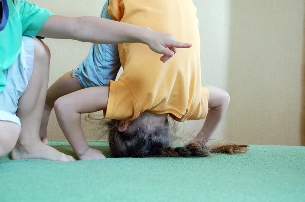 Crianças brincando em casa — Fotografia de Stock