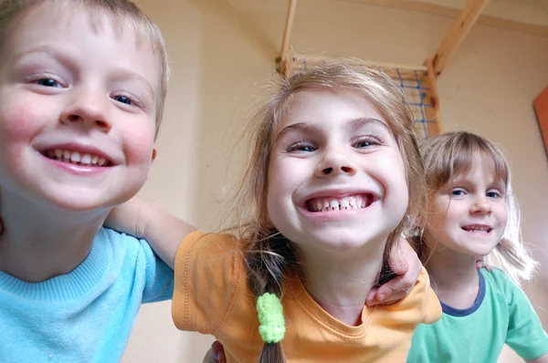 Τρεις Ευτυχής Παιδιά Που Παίζουν Μαζί — Φωτογραφία Αρχείου
