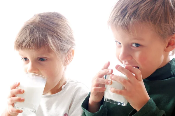 Kinder Trinken Gemeinsam Milch Aus Gläsern — Stockfoto