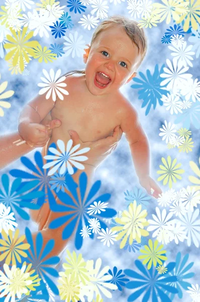 Gelukkig Babyjongen Hoog Zijn Moeder Handen Omgeven Met Bloemen — Stockfoto
