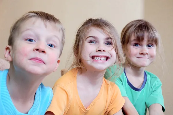 Τρεις Ευτυχισμένο Παιδί Iplaying Μαζί Στο Σπίτι — Φωτογραφία Αρχείου