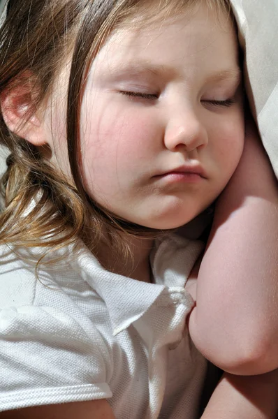 在家里睡觉的小女孩 — 图库照片