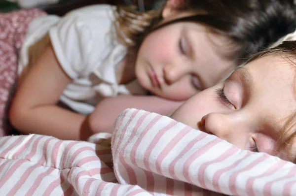 Δύο Κορίτσια Που Κοιμάται — Φωτογραφία Αρχείου